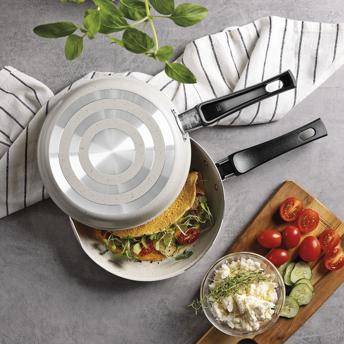 Omeleteira Tramontina Loreto em Alum&iacute;nio com Revestimento Interno Antiaderente Starflon Max com Cabos Baquelite 20 cm Bege - SKU 27805347 - 2 image number 1