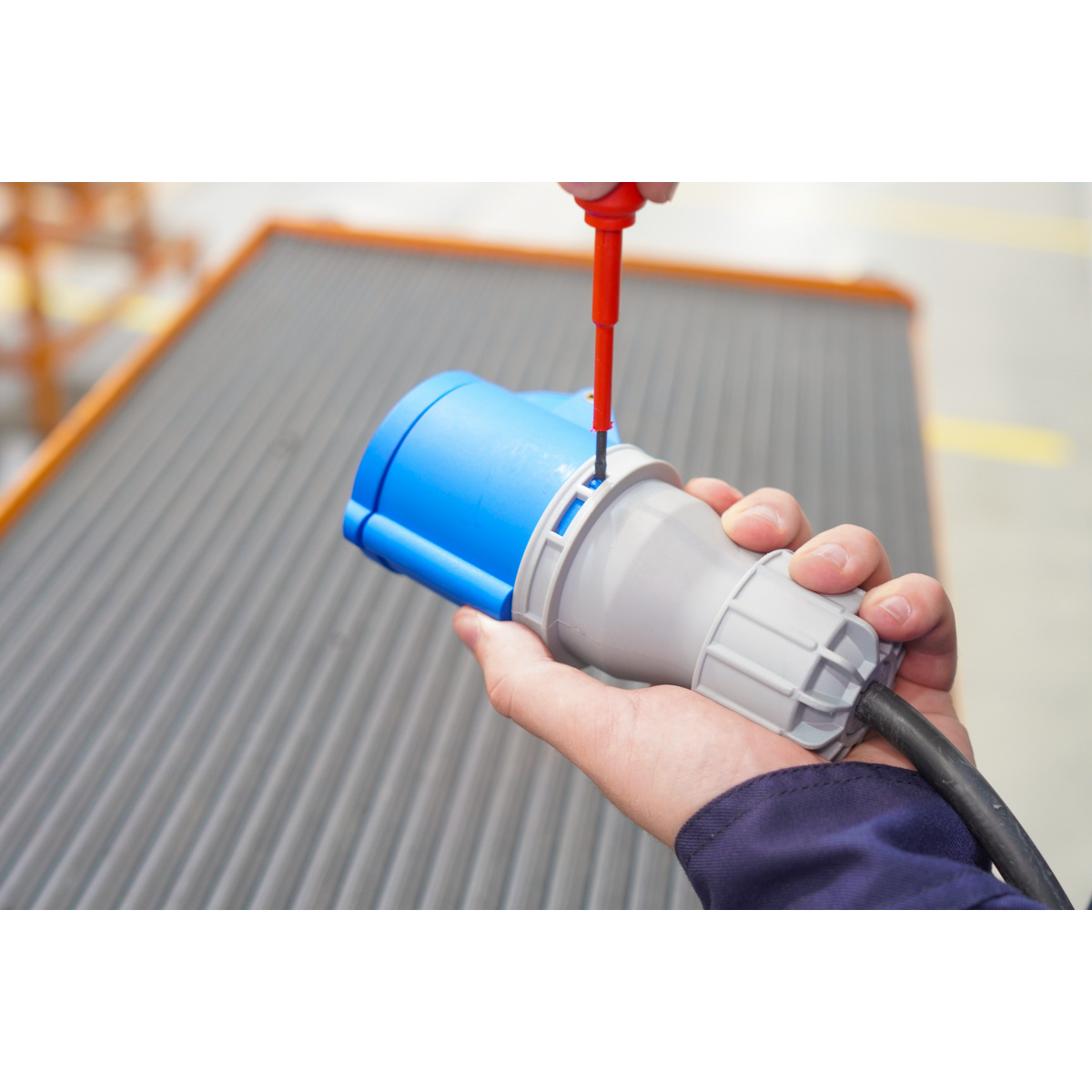 Tomada de Acoplamento Industrial 2P+T 32 A 220-250 Vca 6 H Tramontina Cor Azul - SKU 56255135 - 7 image number 6
