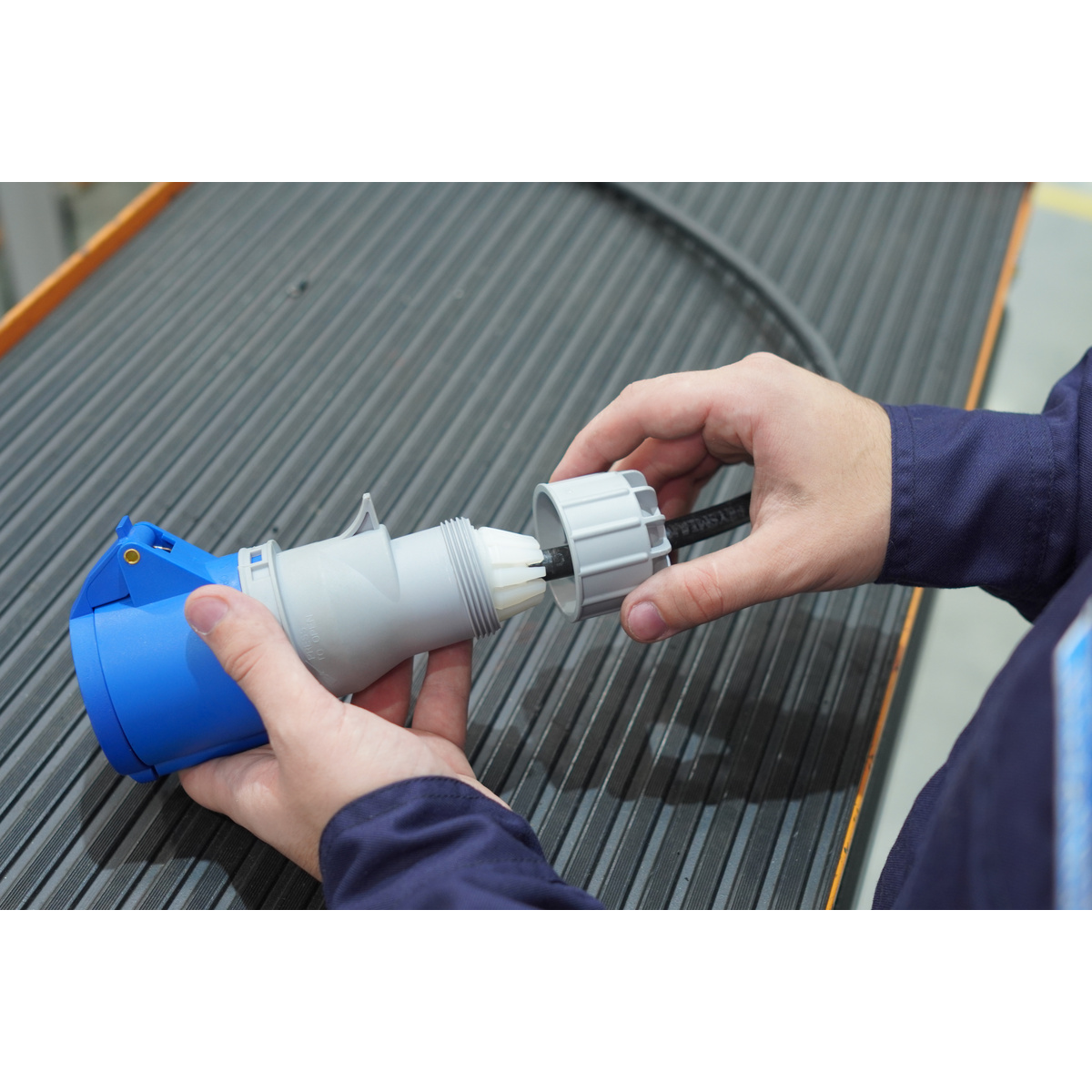 Tomada de Acoplamento Industrial 2P+T 32 A 220-250 Vca 6 H Tramontina Cor Azul - SKU 56255135 - 8 image number 7