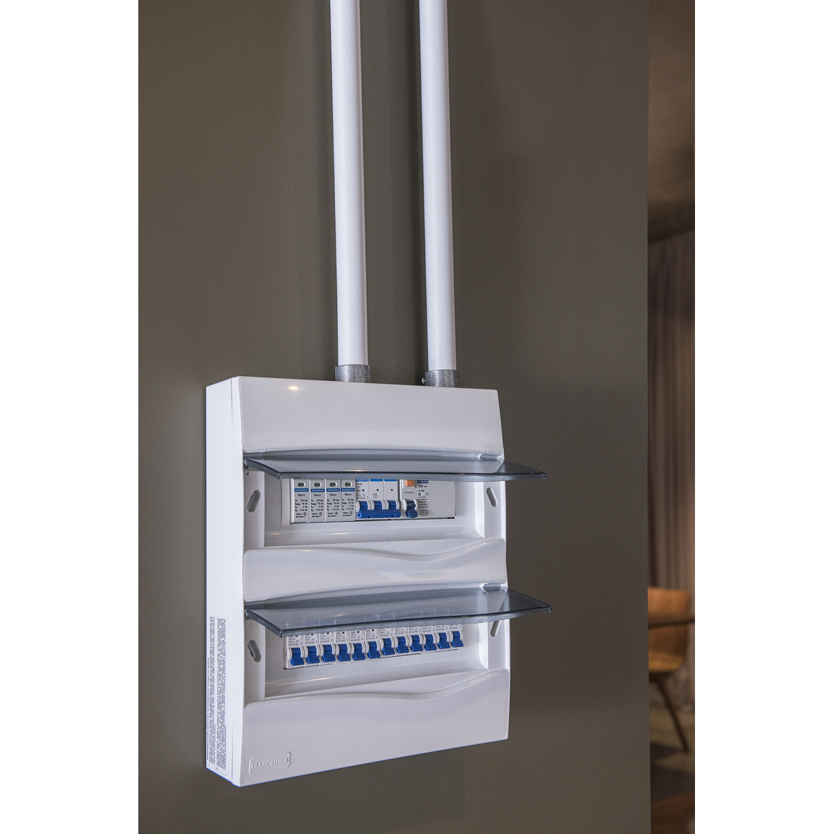 Quadro de Distribui&ccedil;&atilde;o de Sobrepor 24 DIN ou 16 NEMA Tramontina com Porta Transparente - SKU 56300025 - 2 image number 1
