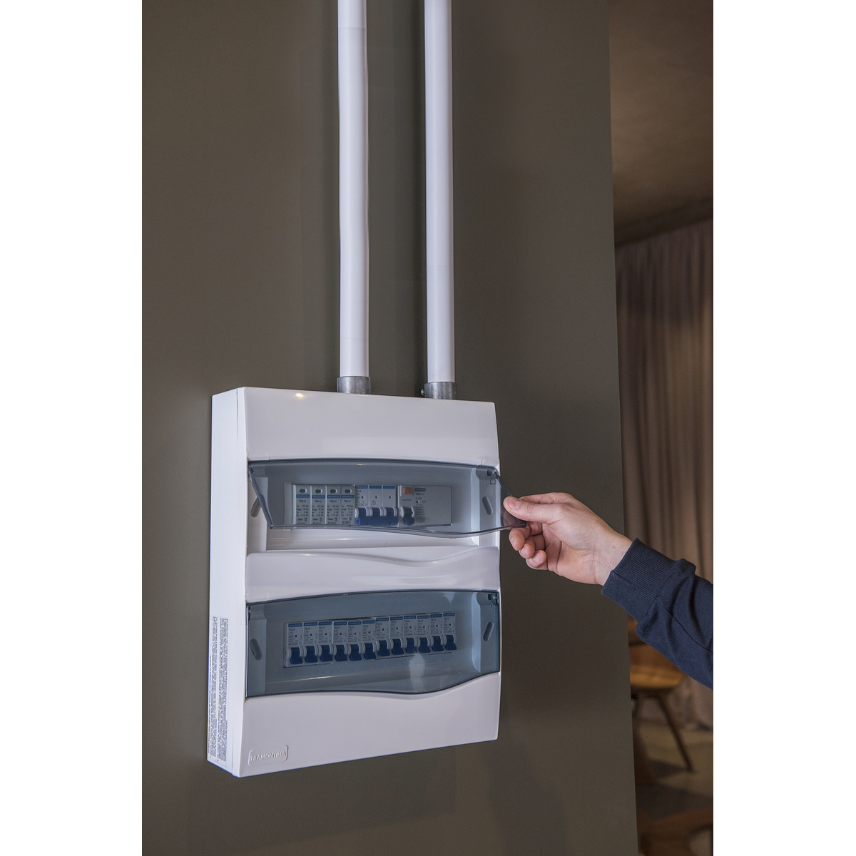Quadro de Distribui&ccedil;&atilde;o de Sobrepor 24 DIN ou 16 NEMA Tramontina com Porta Transparente - SKU 56300025 - 3 image number 2