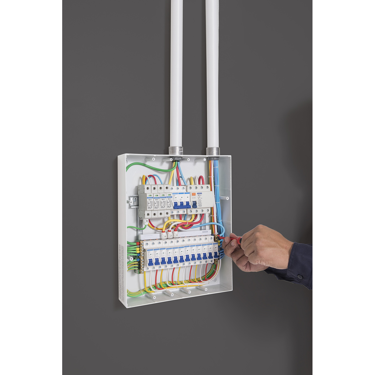 Quadro de Distribui&ccedil;&atilde;o de Sobrepor 24 DIN ou 16 NEMA Tramontina com Porta Transparente - SKU 56300025 - 4 image number 3