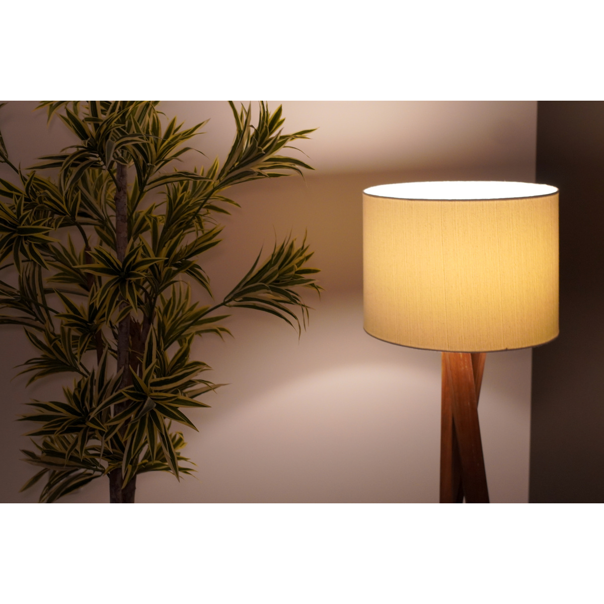 L&acirc;mpada de LED Smart Tramontina Base E27 10 W 806 lm Bivolt com 16 Milh&otilde;es de Cores RGBW + CCT Wi-Fi + Bluetooth - SKU 58020030 - 5 image number 4