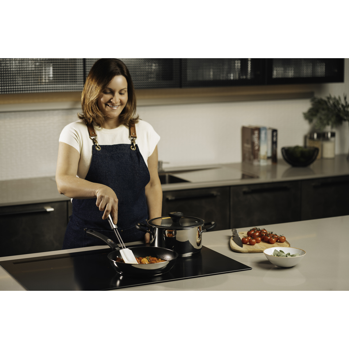 Frigideira Tramontina Solar Silicone Rasa em A&ccedil;o Inox Fundo Triplo Revestimento Interno Antiaderente com Cabo de Silicone 24 cm 2,1 L Cor Inox - SKU 62135247 - 5 image number 4