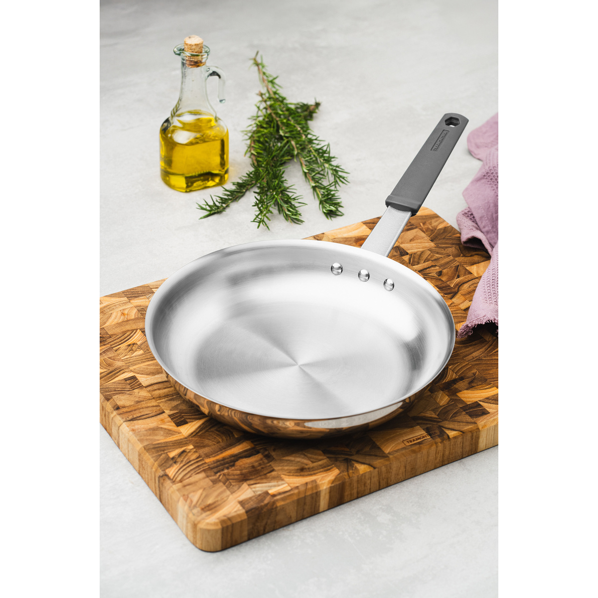 Frigideira Tramontina Professional em A&ccedil;o Inox com Fundo Triplo e Cabo com Luva de Silicone Remov&iacute;vel 30 cm Cor Inox - SKU 62333300 - 7 image number 6