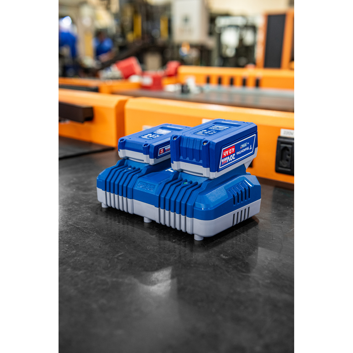 Carregador Duplo de Baterias 20V 4,0A Tramontina by Total - SKU 42300103 - 2 image number 1
