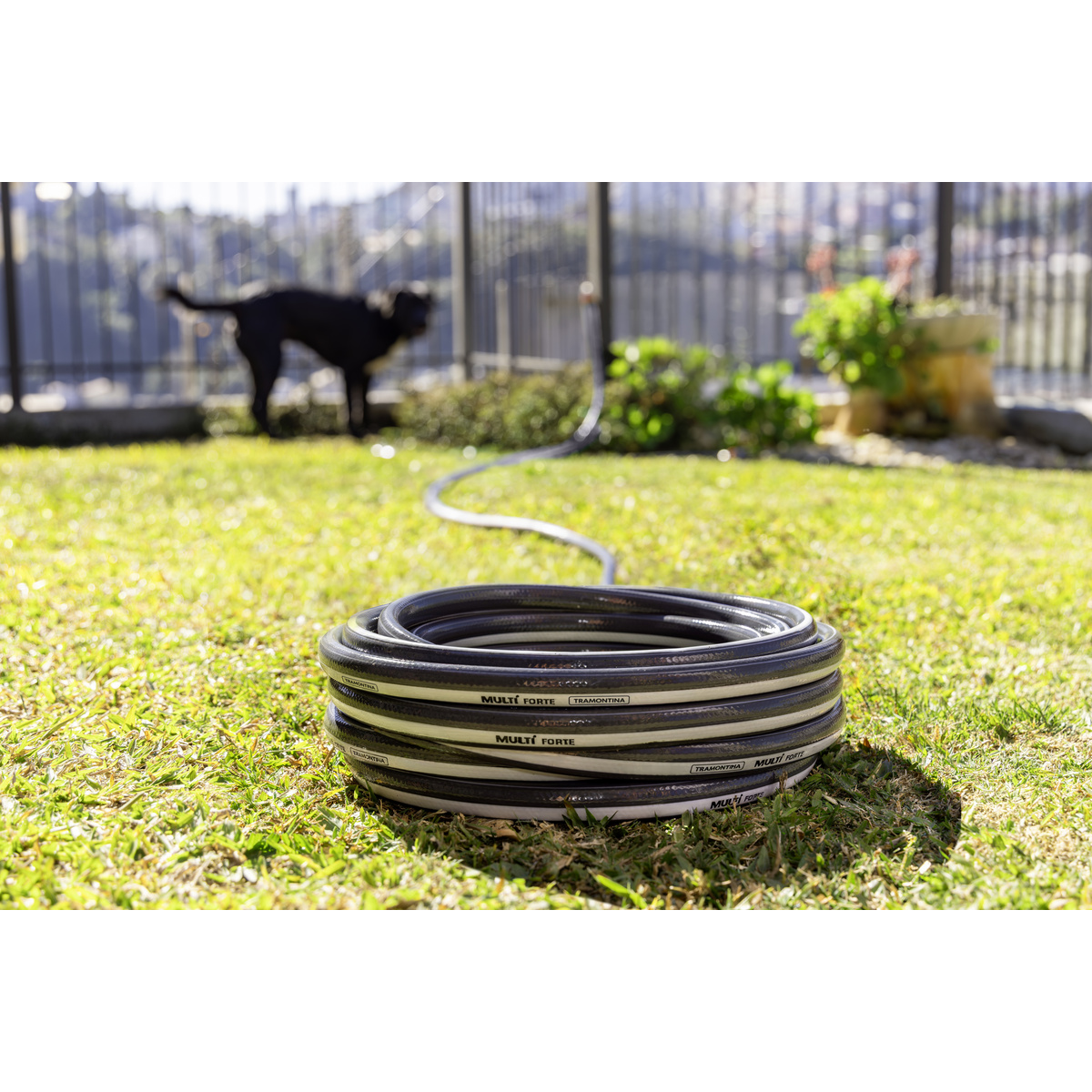 Mangueira Multi Forte 1/2" para Jardim Tramontina Cinza com Faixa Branca em PVC 4 Camadas 100 m - SKU 79230515 - 2 image number 1