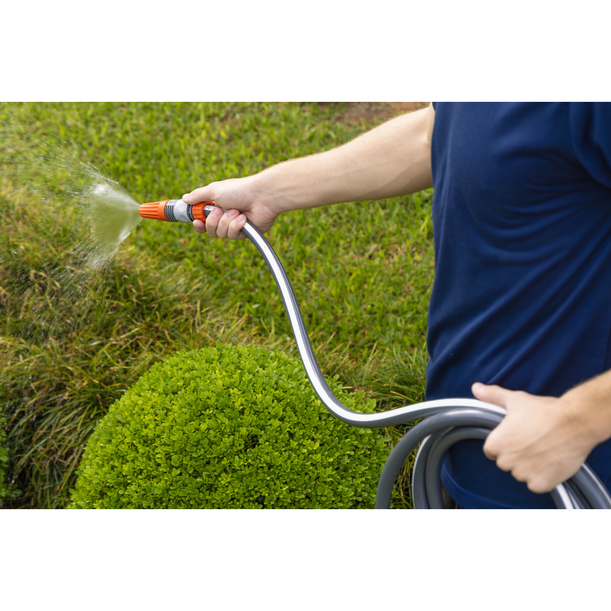 Mangueira Multi Forte 1/2" para Jardim Tramontina Cinza com Faixa Branca em PVC 4 Camadas 25 m com Engates R&aacute;pidos e Esguicho - SKU 79232255 - 4 image number 3