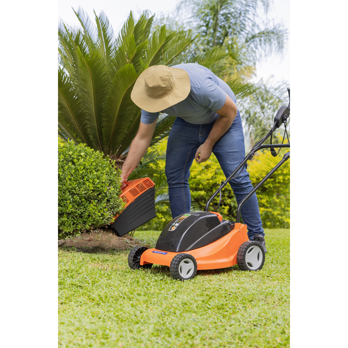 Cortador de Grama El&eacute;trico Tramontina CE35P com Di&acirc;metro de Corte de 350 mm Coletor R&iacute;gido e Chassi de Pl&aacute;stico 1300 W 220 V - SKU 79661151 - 4 image number 3