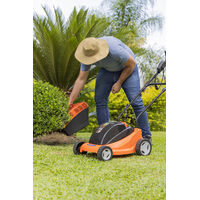 Cortador de Grama El&eacute;trico Tramontina CE35P com Di&acirc;metro de Corte de 350 mm Coletor R&iacute;gido e Chassi de Pl&aacute;stico 1300 W 220 V - SKU 79661151 - 5 image number 4