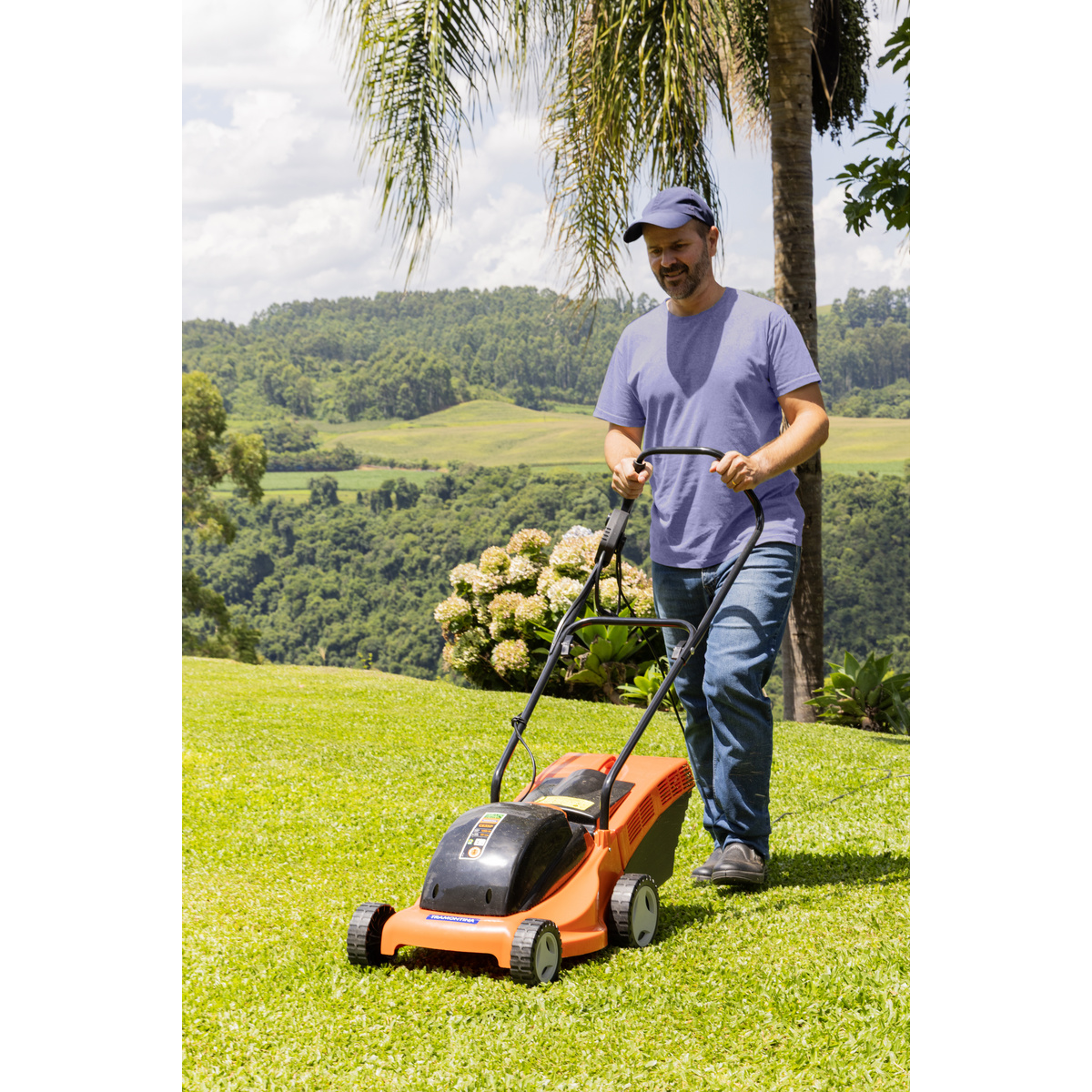 Cortador de Grama El&eacute;trico Tramontina CE35P com Di&acirc;metro de Corte de 350 mm Coletor R&iacute;gido e Chassi de Pl&aacute;stico 1300 W 220 V - SKU 79661151 - 5 image number 4
