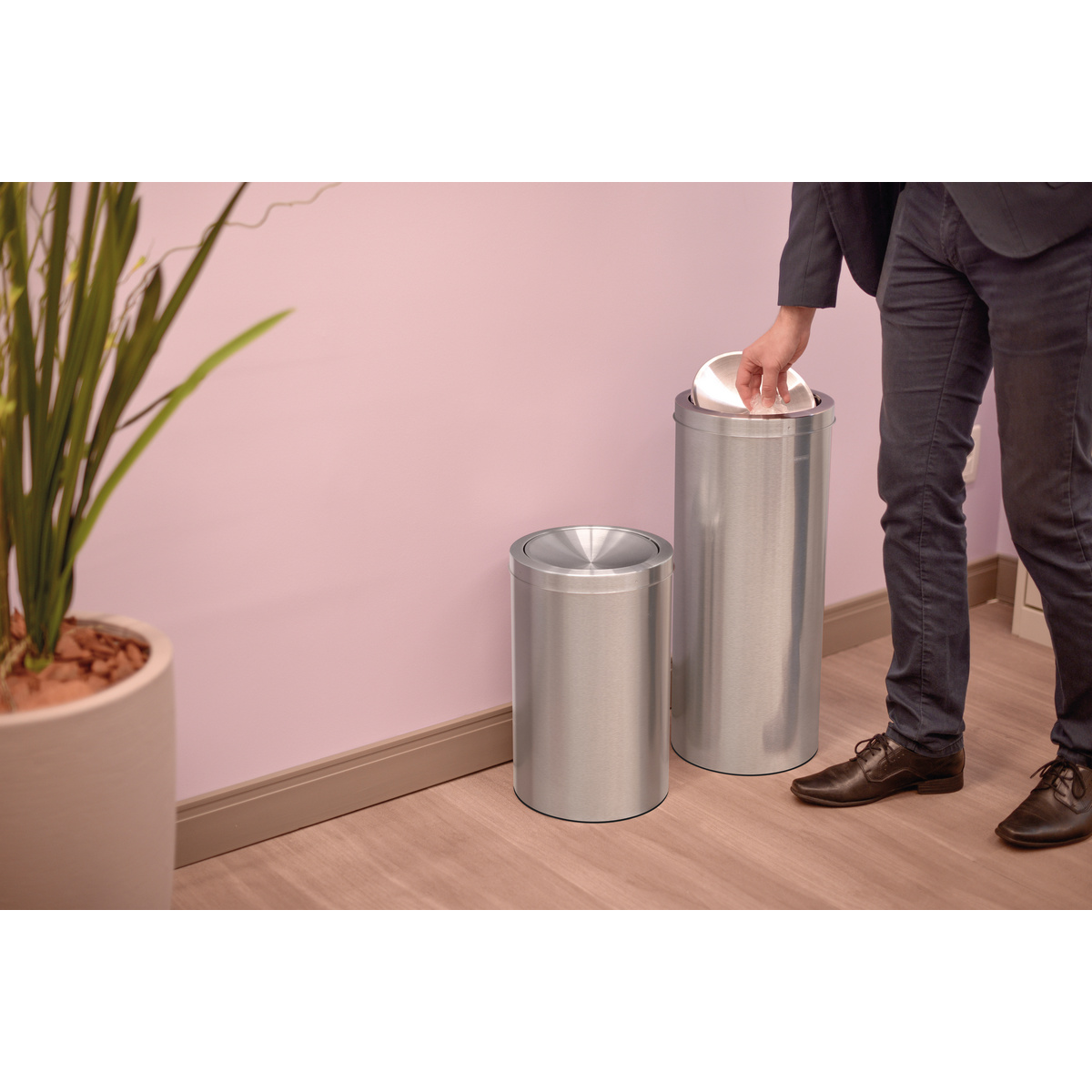 Lixeira Inox Tramontina Swing com Acabamento Acetinado e Tampa Basculante 30 L - SKU 94542130 - 5 image number 4