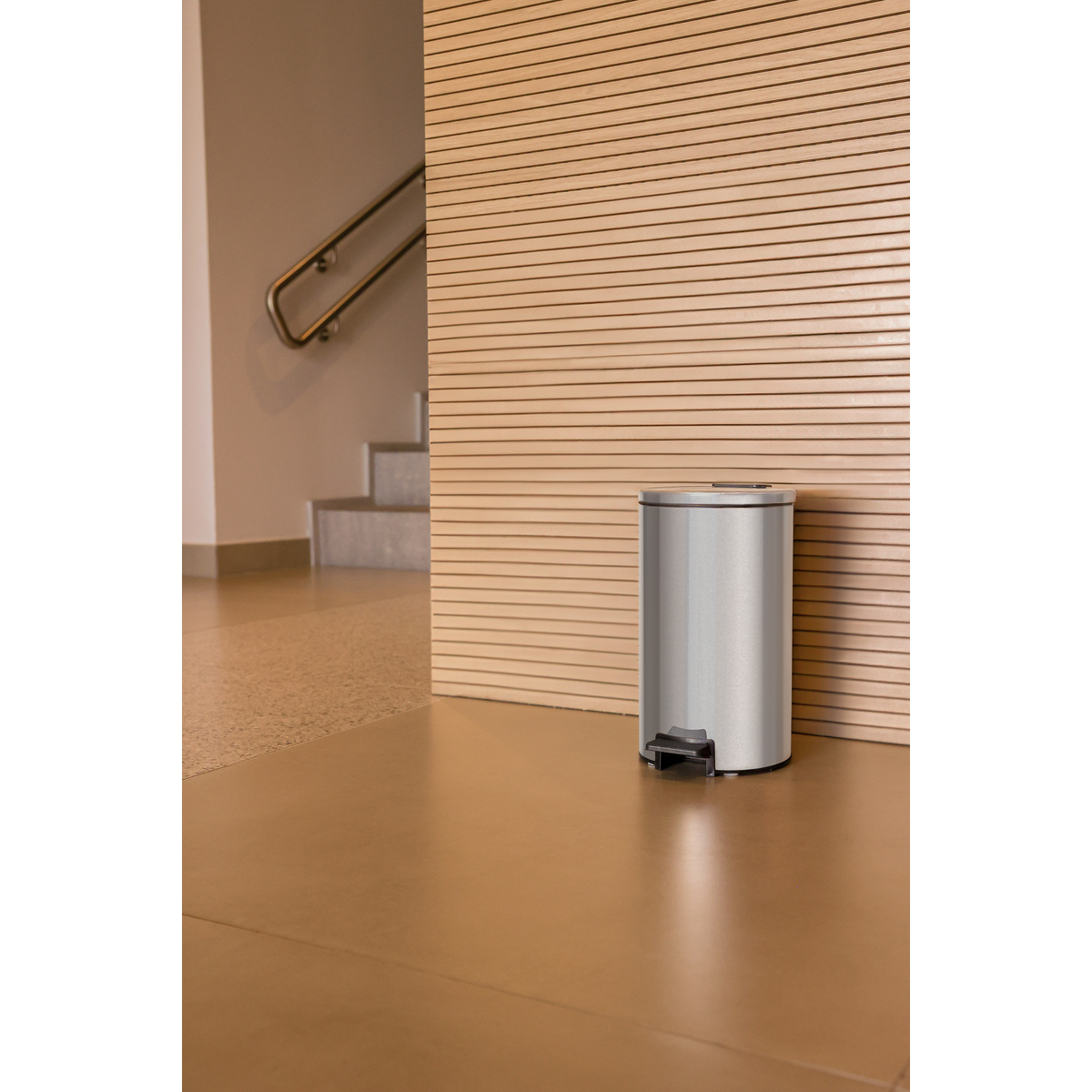 Lixeira com Pedal Tramontina Loop em Aço Inox com Acabamento Polido e Balde Interno 5 L Cor Inox - SKU 94547005 - 5 image number 4