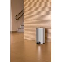 Lixeira com Pedal Tramontina Loop em Aço Inox com Acabamento Polido e Balde Interno 5 L Cor Inox - SKU 94547005 - 5 image number 4