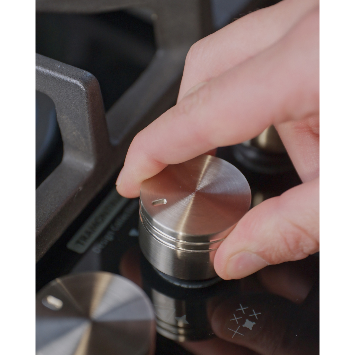 Cooktop a G&aacute;s Tramontina Design Collection Penta Glass Full 5 GG B 90 em Vidro Temperado e Trempes em Ferro Fundido Cor Preto - SKU 94731134 - 4 image number 3